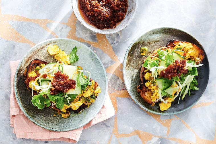 tofu scramble with shredded cabbage and chilli sambal 142255 2